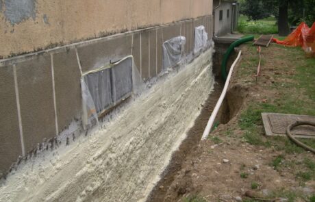 Impermeabilizzazione controterra di edificio abitato con poliuretano a spruzzo su fondamenta vecchie (gettata nel terreno)