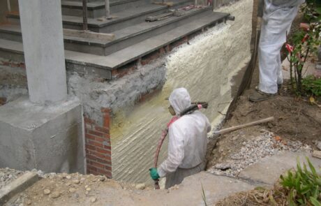 Impermeabilizzazione controterra di edificio abitato con poliuretano a spruzzo su fondamenta vecchie (gettata nel terreno)