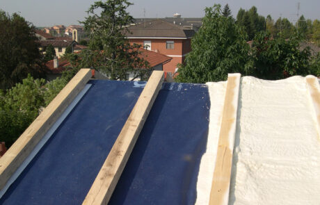 Isolamento sottotegola con poliuretano a spruzzo su tetto a vista