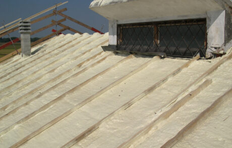Isolamento sottotegola con poliuretano a spruzzo su tetto a vista
